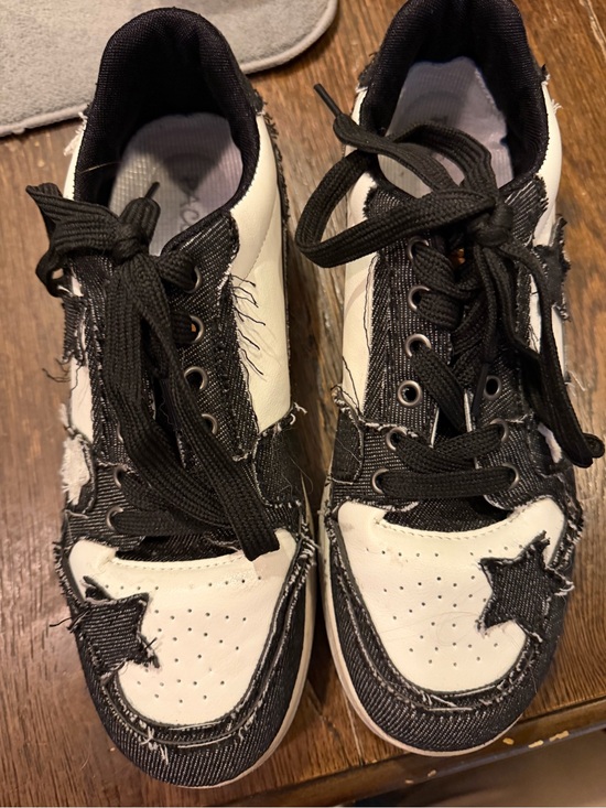 pacogil Shoes - Women’s Black & White Star Accent Lace-Up Sneakers